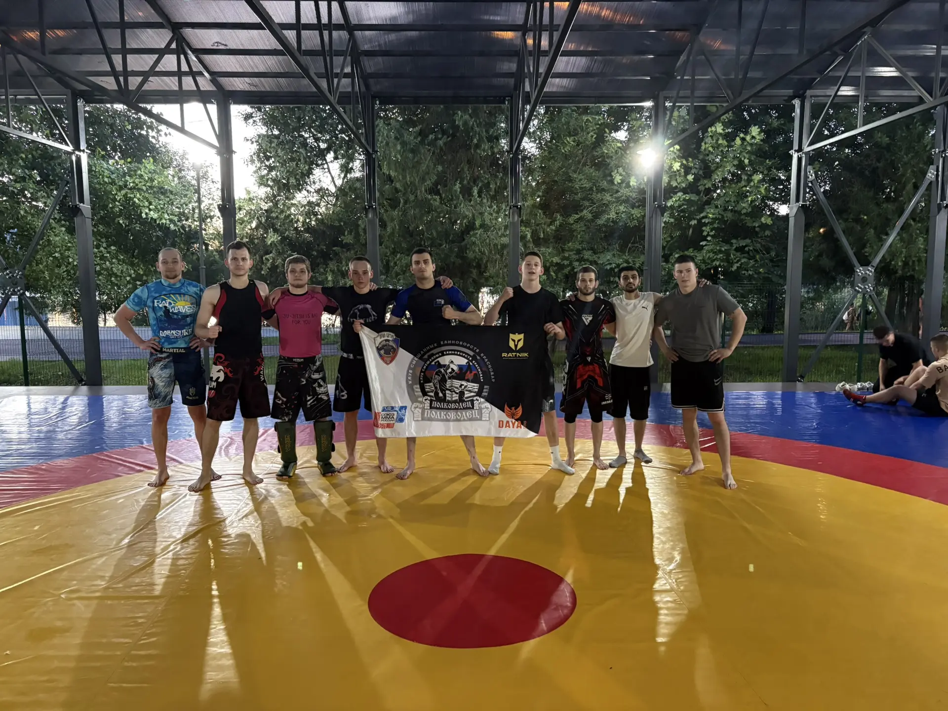 В 19.00 тренировка на стадионе Кубань , щитки перчатки капы и кроссовки для кросса , в ...