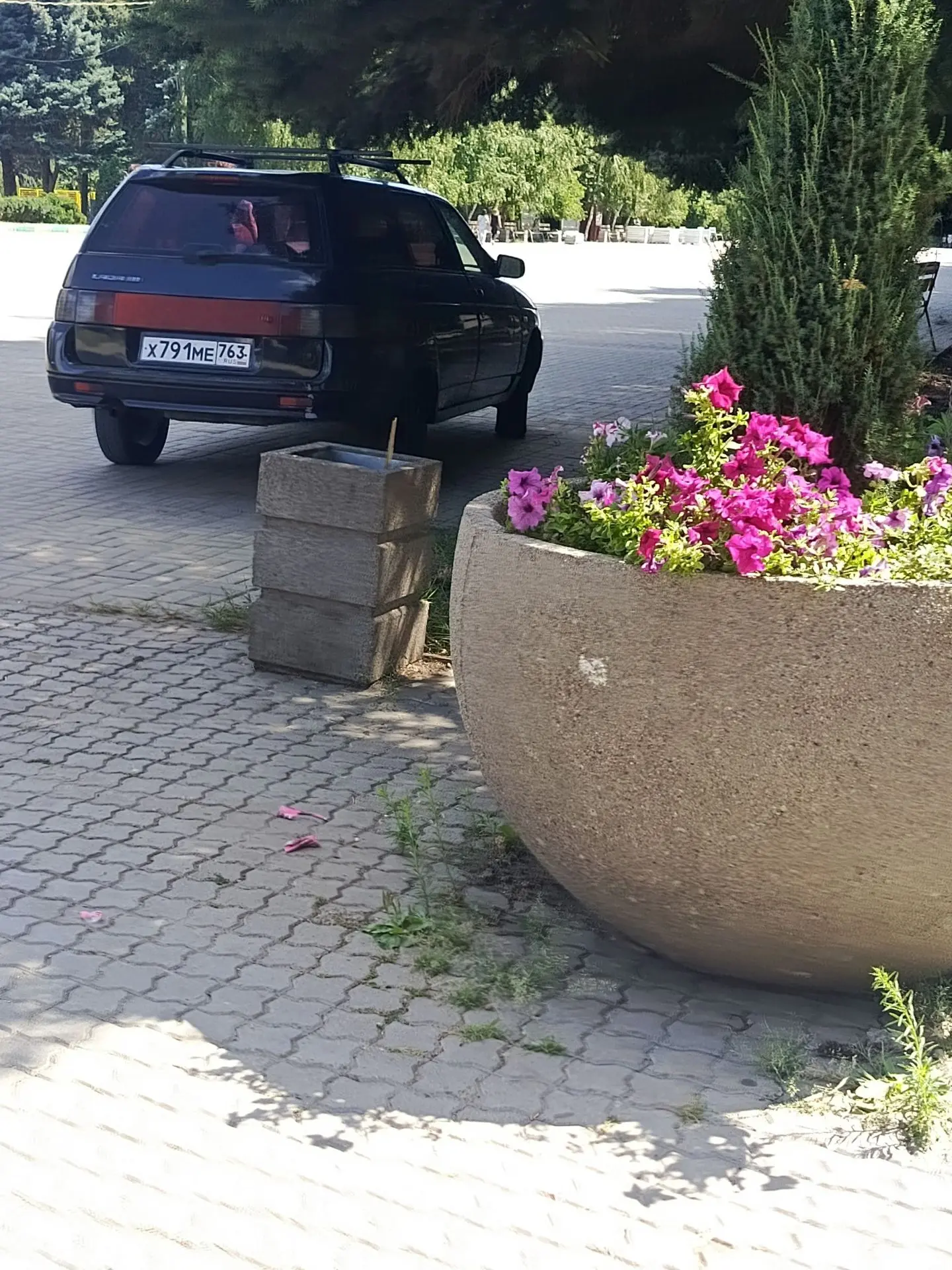 Неужели больше негде припарковаться, кроме как на площади? Всем насрать на твои надобно...