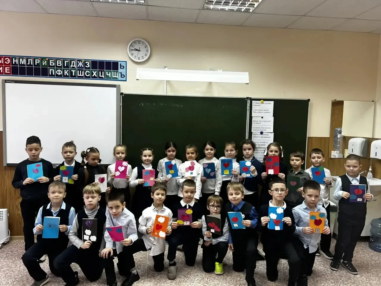 🌸 В преддверии самого нежного праздника в нашей школе произошло маленькое чудо! 🌸  По инициативе сов