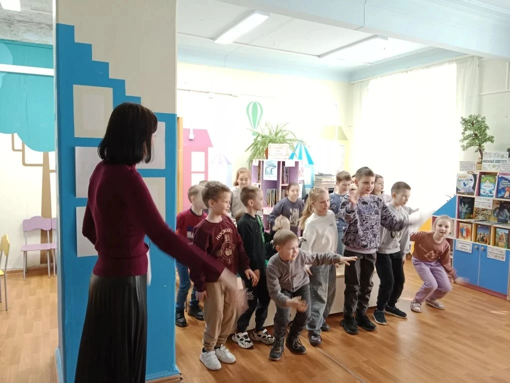 📚 Путешествие по сказкам народов России  30 марта ученики 1.3 и 2.3 классов посетили библиотеку имен
