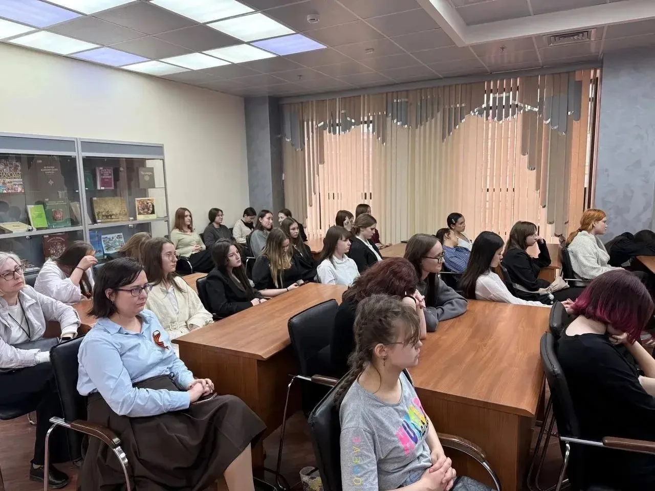 📚 Познавательный час в библиотеке   В преддверии праздника Великой Победы две группы — 12ТиГ(т) и 12