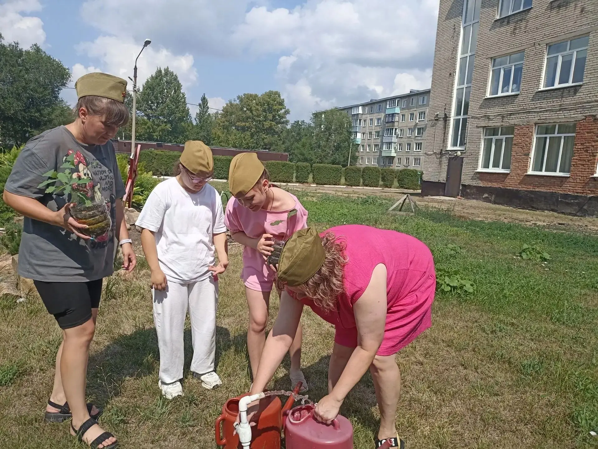На аллее памяти в школе‑интернате №2 появились новые зелёные символы памяти — юные дубки. Эта аллея 