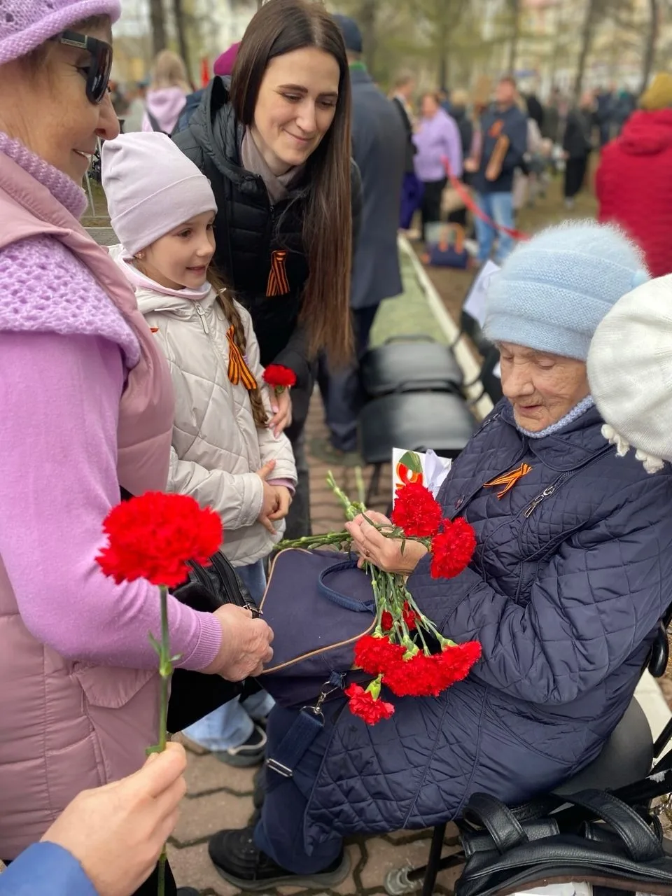 Сегодня педагоги, родители и обучающиеся нашей школы собрались у Братской могилы воинов...