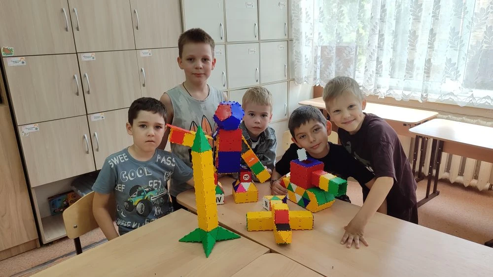 Ребята из 3-го отряда пришкольного лагеря погрузились в мир инженерии и творчества! 🏗️🚀

Сегодня н