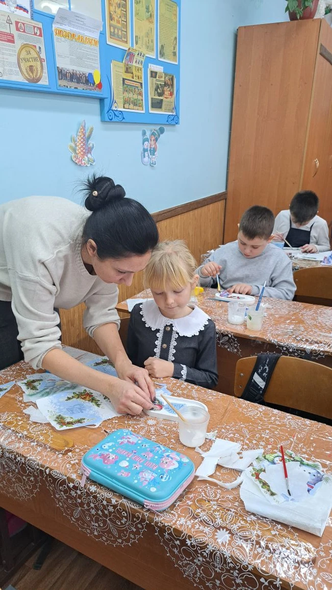 ✨ Творчество, согретое любовью: мастер-класс от наших супер-мам! В День многодетной семьи в 1-Б клас