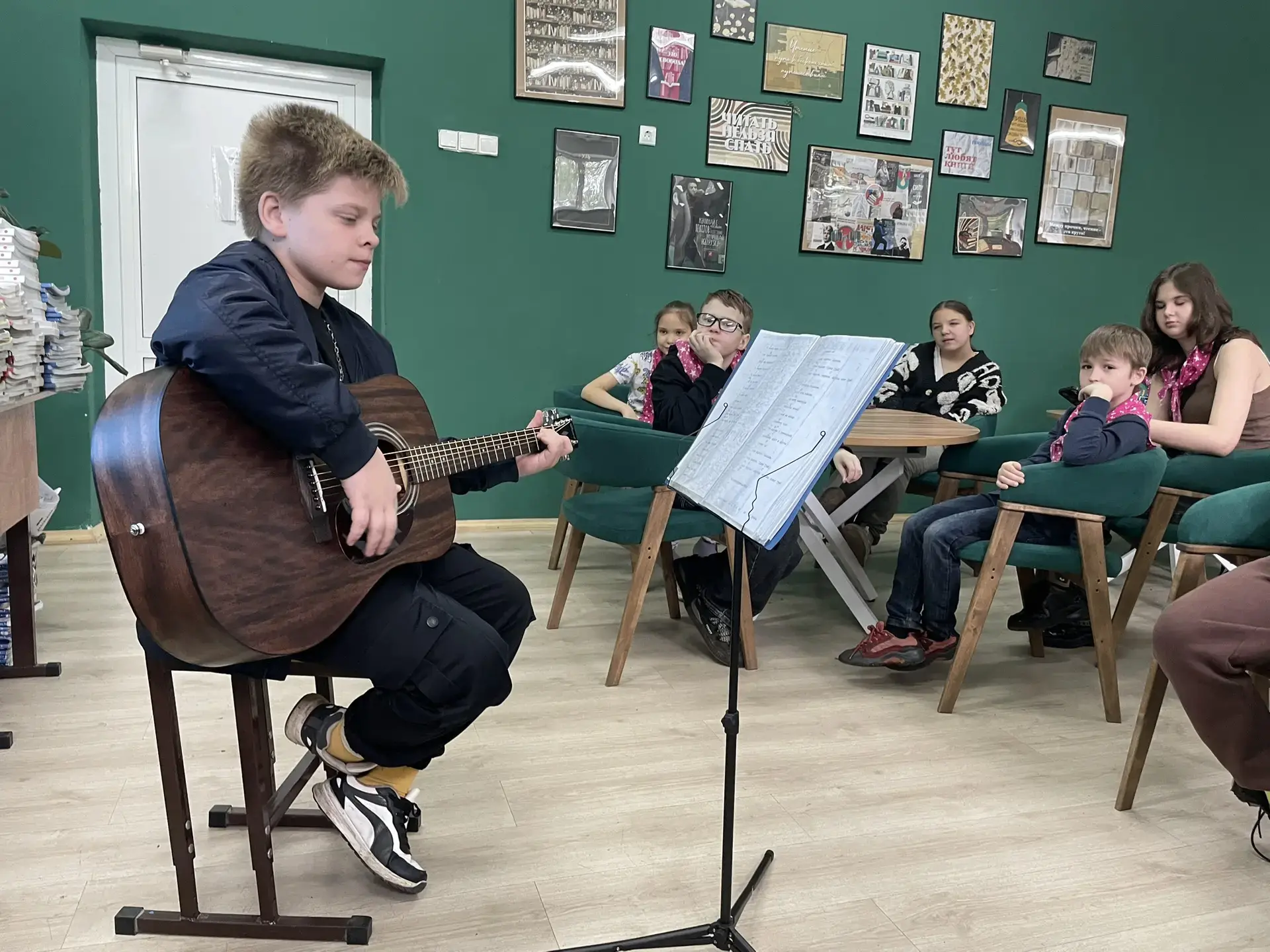🎸 Лагерь без песен у костра? Нет, не получится!
 
Пожарная служба, конечно, запретила нам костёр — 