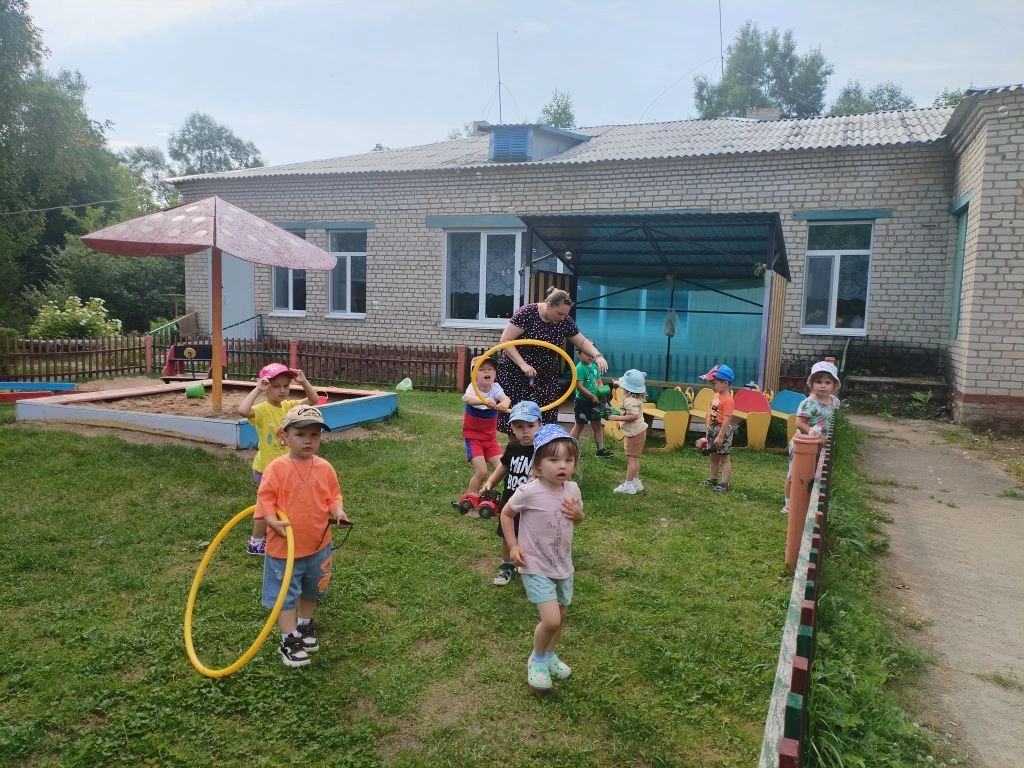 В дошкольном отделении тёплые летние деньки не обходятся без организованных воспитателям, подвижных 