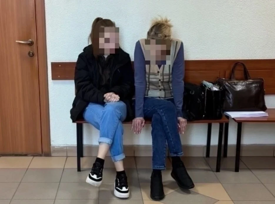 В ростовском ТЦ «Золотой Вавилон» трое сотрудниц магазина одежды «нагрели» своего работ...