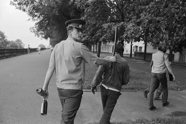 "В вытрезвитель". Волжская набережная, Ярославль, СССР, 1987 год. Фото: Метелица Сергей...