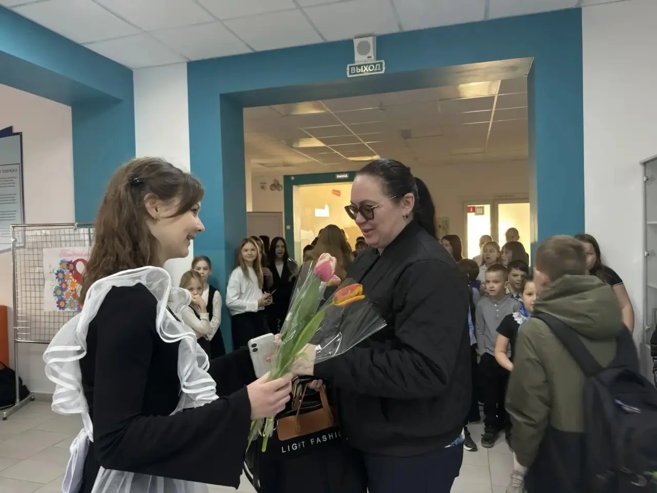 Сегодня ребята из МБОУ СОШ №3 показали, как важна благодарность и тепло!    Перед началом уроков уче