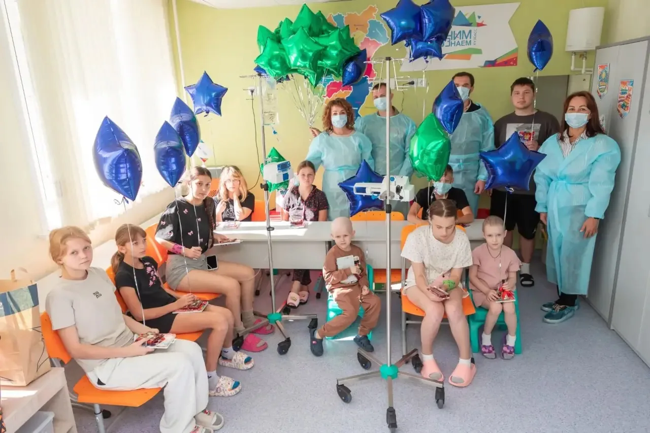 👩‍🏫В День знаний мы привыкли видеть букеты, парадную форму и красивые банты. Но для н...