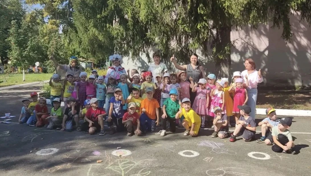 🌟 В дошкольных группах прошёл праздник красок с Летом и Бабой Ягой.