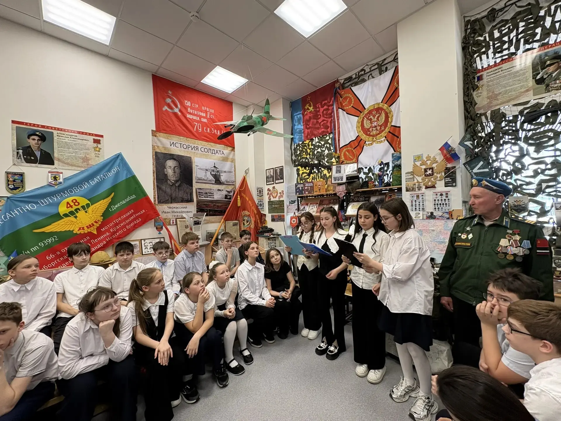 Литературная гостиная!  Тема встречи: стихи с передовой «Долг. Честь. Родина». Встреча проходила в ш