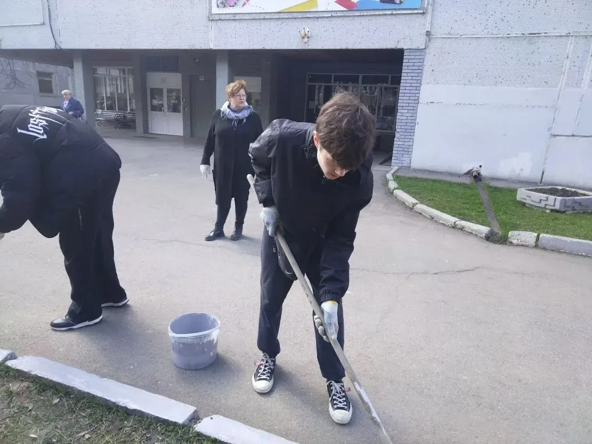 Благодаря прекрасной погоде на субботник сегодня вышли 10А и 7Л4 классы. Продолжаем наводить чистоту