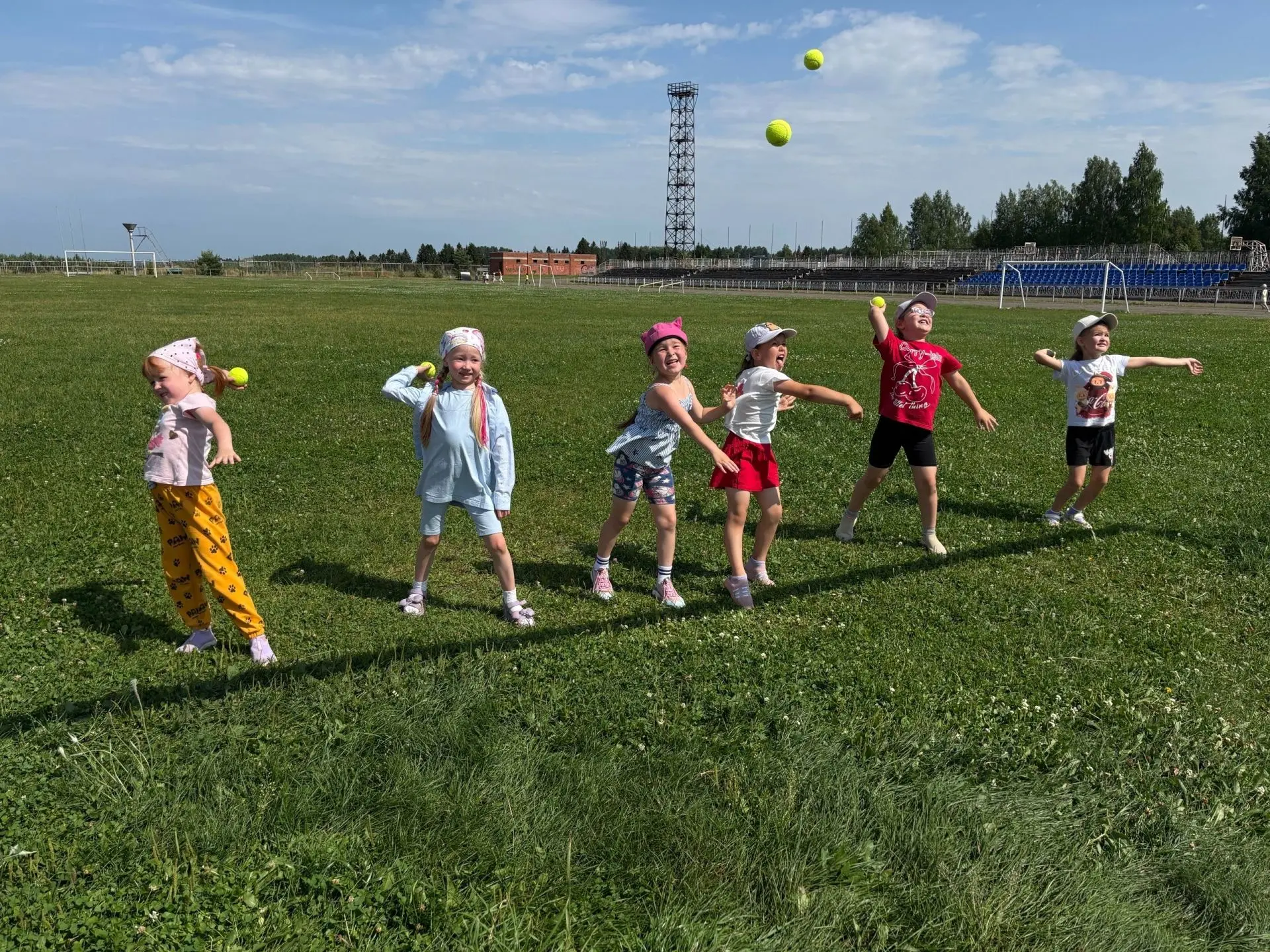 💛В этот июльский день…мы вновь на стадионе. 
Улучшаем свои навыки в спорте. 
Бегаем, прыгаем, метае