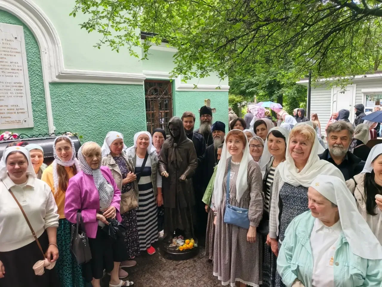 ЗА ДУХОВНОЙ ПОДДЕРЖКОЙ К СВЯТОЙ КСЕНИИ

Сестры Свято-Елизаветинского монастыря из Минска в сопровожд