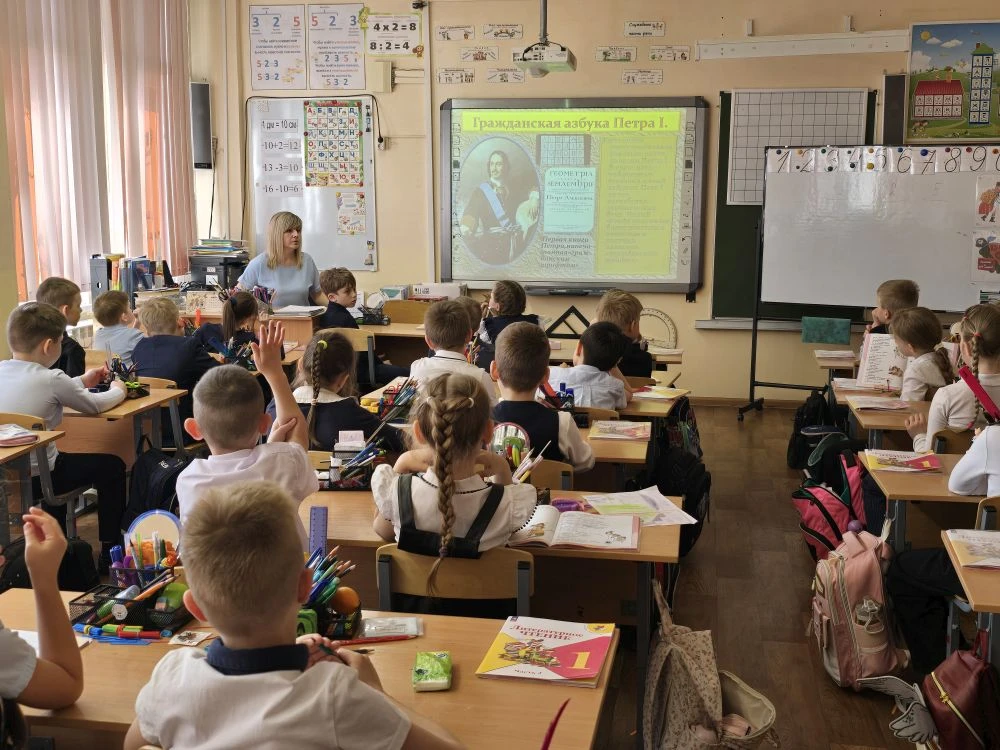 ✨ В 1 «А» классе прошло увлекательное занятие с Светланой Игоревной! 📚 Ребята познакомились с истори