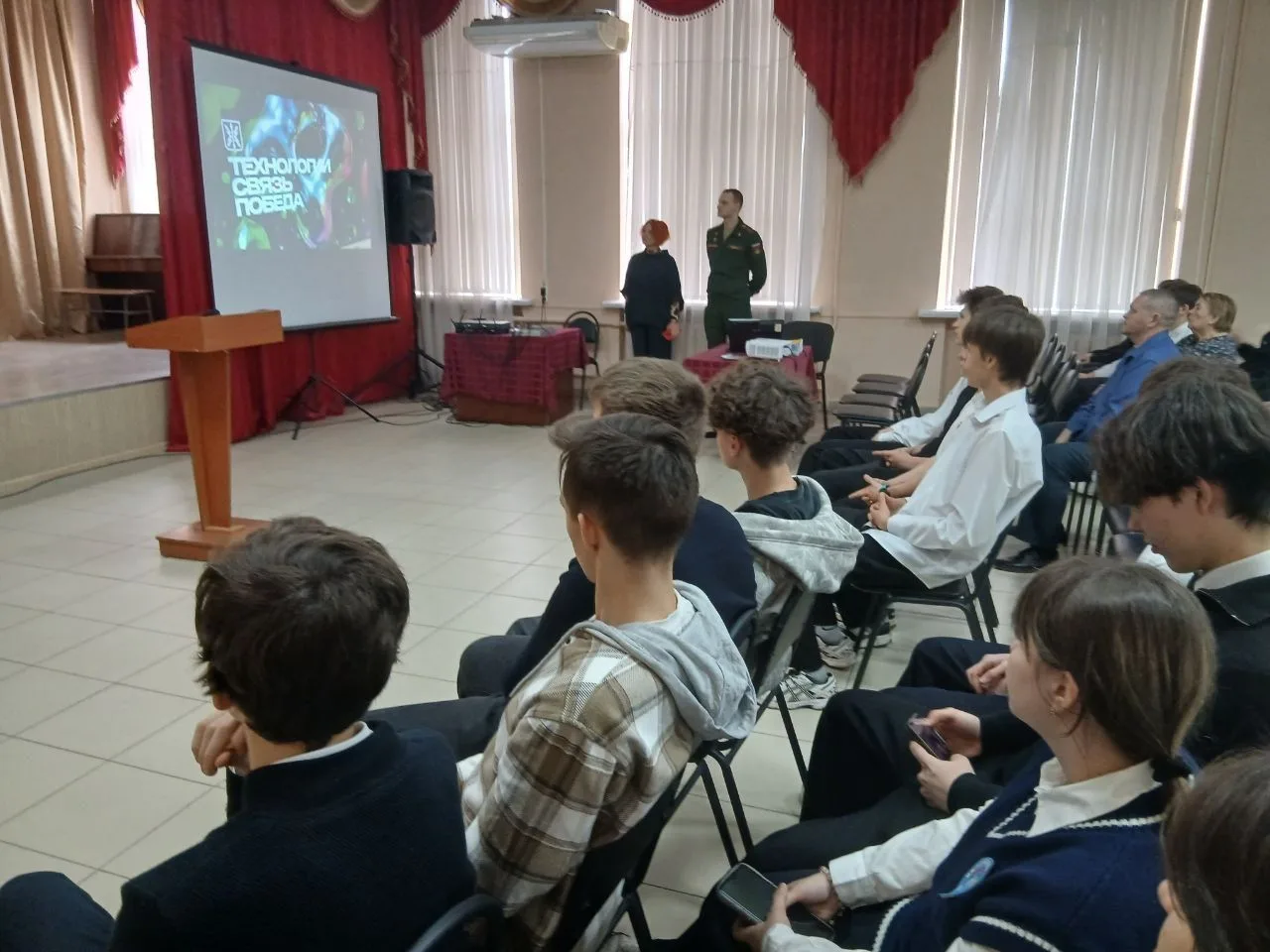 Ваше будущее — в ваших руках!  В нашей школе состоялась встреча учащихся старших классов школ города