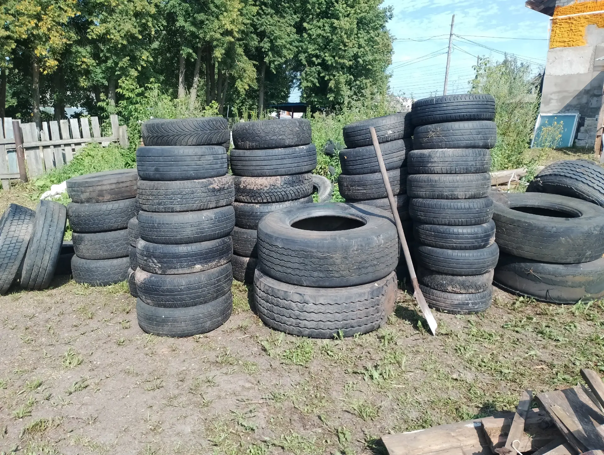Продам шины б.у. для канализации от еврофуры большие штук 15 и легковые штук 30 за все ...