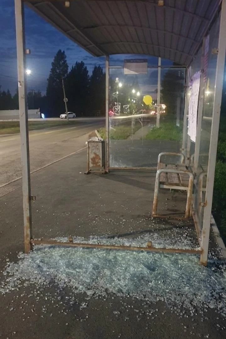 Вандалы разгромили остановку на улице Завертяева в Омске

Очевидцы сообщили, что неизвестные разбили