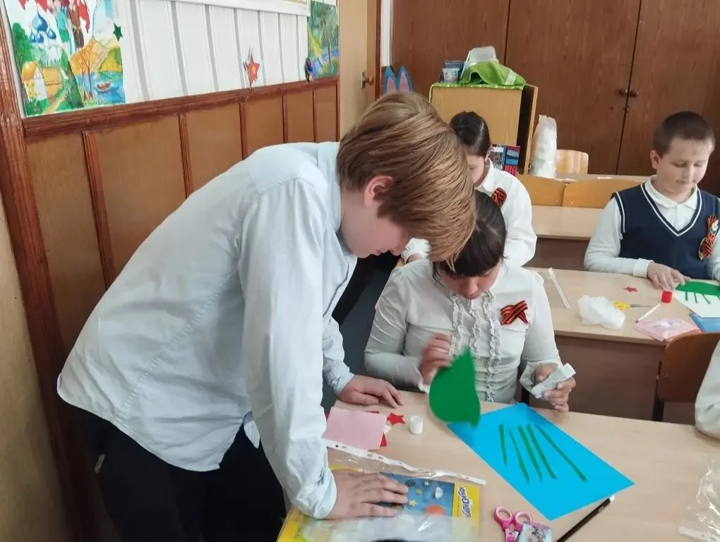 🕊 Творческая мастерская ко Дню Победы  🇷🇺Ученики начальной школы стали участниками патриотических ма