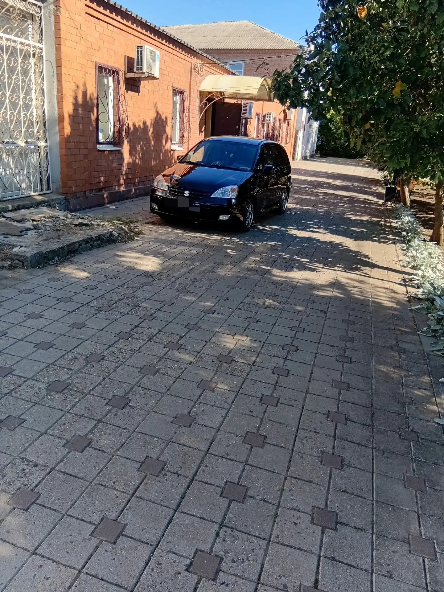 Закон суров... но не для этого товарища. При этом, ни знака 6.4, ни знаков 8.6.2 или иже с ним нет. 