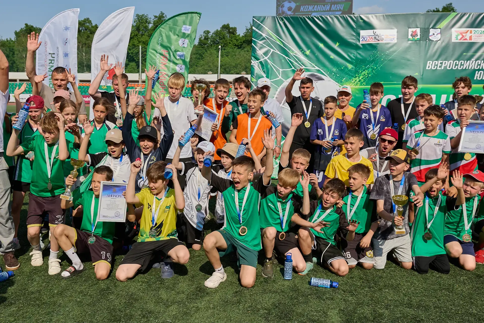Наши ребята - звезды футбола ⚽️🏆  Завершился городской этап соревнований «Кожаный мяч» среди школьны