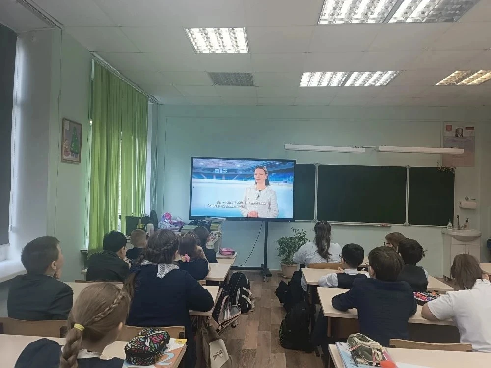 🇷🇺30.03.2026🇷🇺 РАЗГОВОРЫ О ВАЖНОМ   Понедельник в нашей гимназии  традиционно начался с торжественно