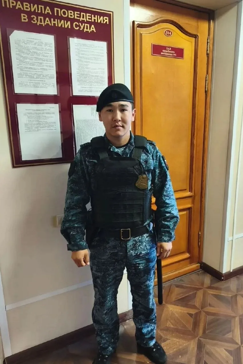 В Горно-Алтайске судебный пристав помог посетительнице, которой стало плохо во время за...
