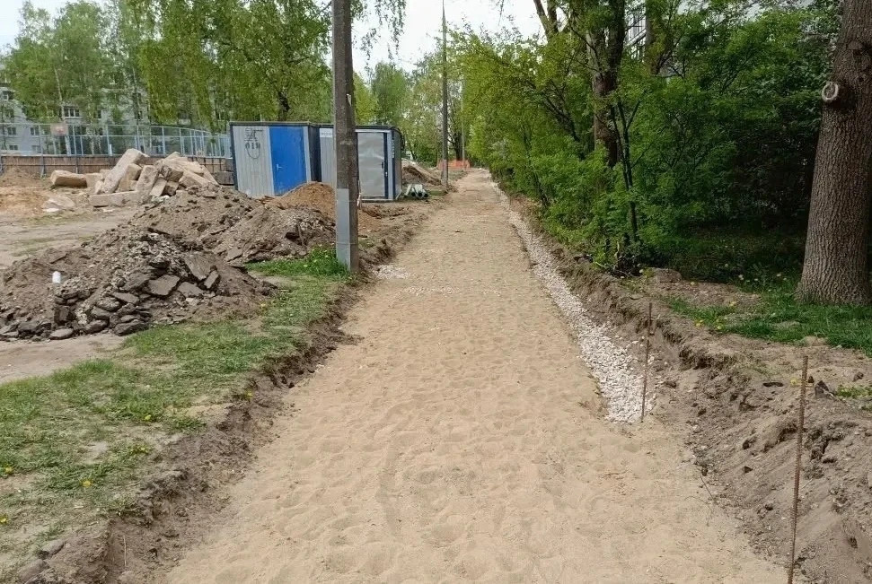 В Пскове благоустраивают территорию на улице Звёздной. В 2025 году этот проект выбрали ...