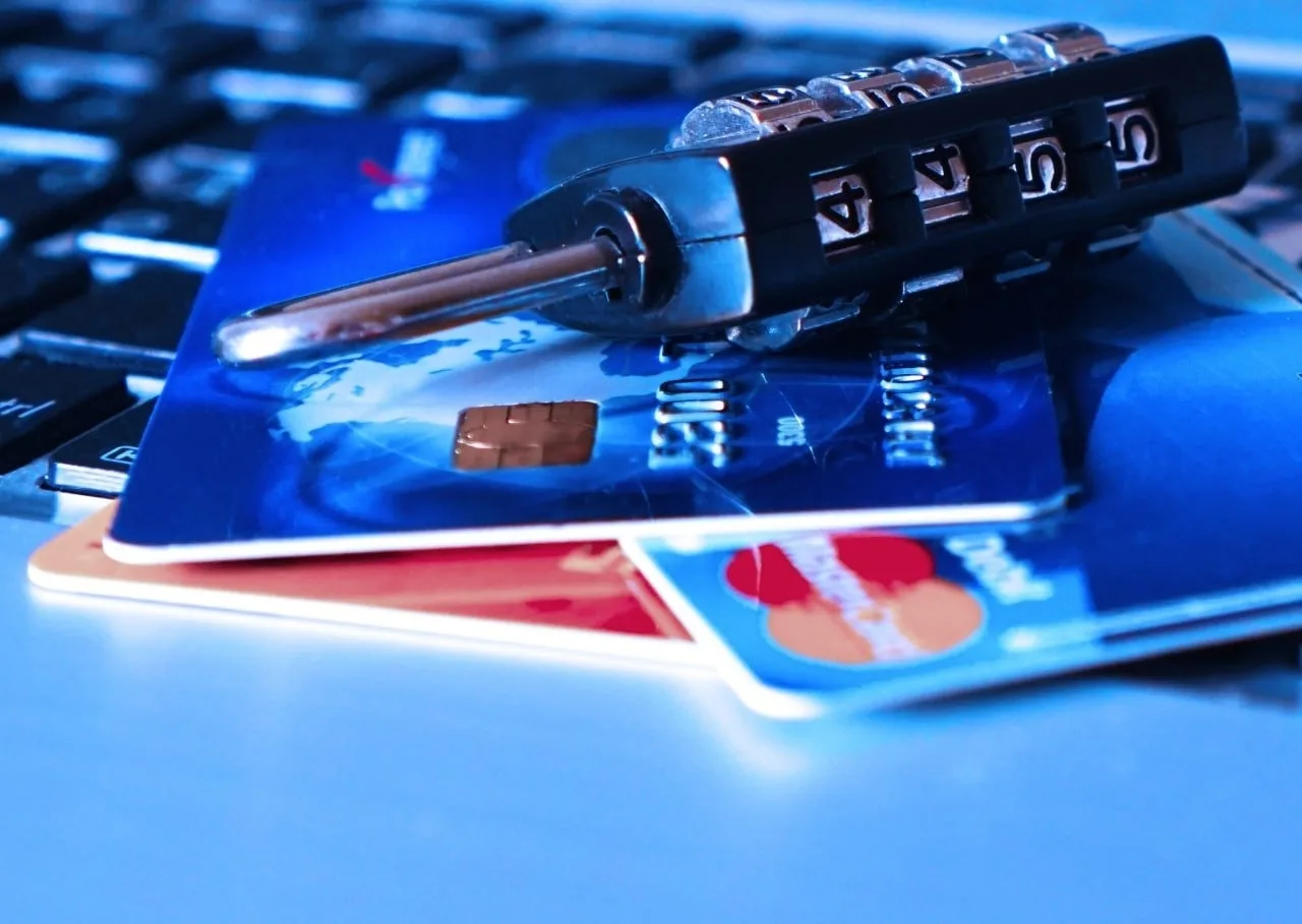 💳Потеряла карту и не заблокировала: у жительницы Ноглик едва не украли 50 тысяч рублей

В Ногликах 