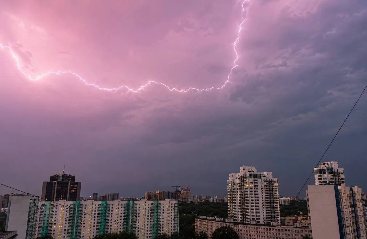 ☔️ Осторожно: МЧС предупреждает о непогоде в Москве и области. До 21:00 ожидаются дожди с грозами, м