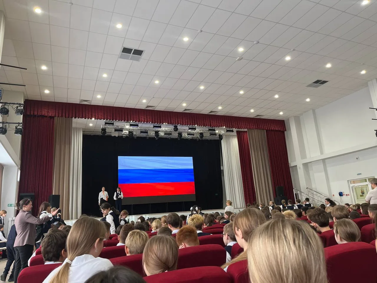 🇷🇺Учебная неделя в лицее началась с торжественной церемонии подъёма Государственного ...