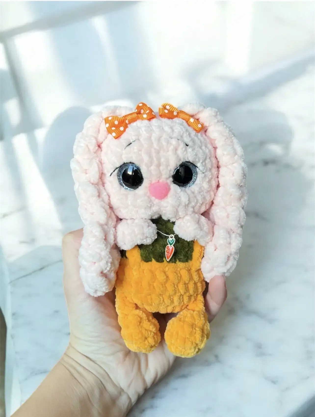 Зайка в наряде морковки