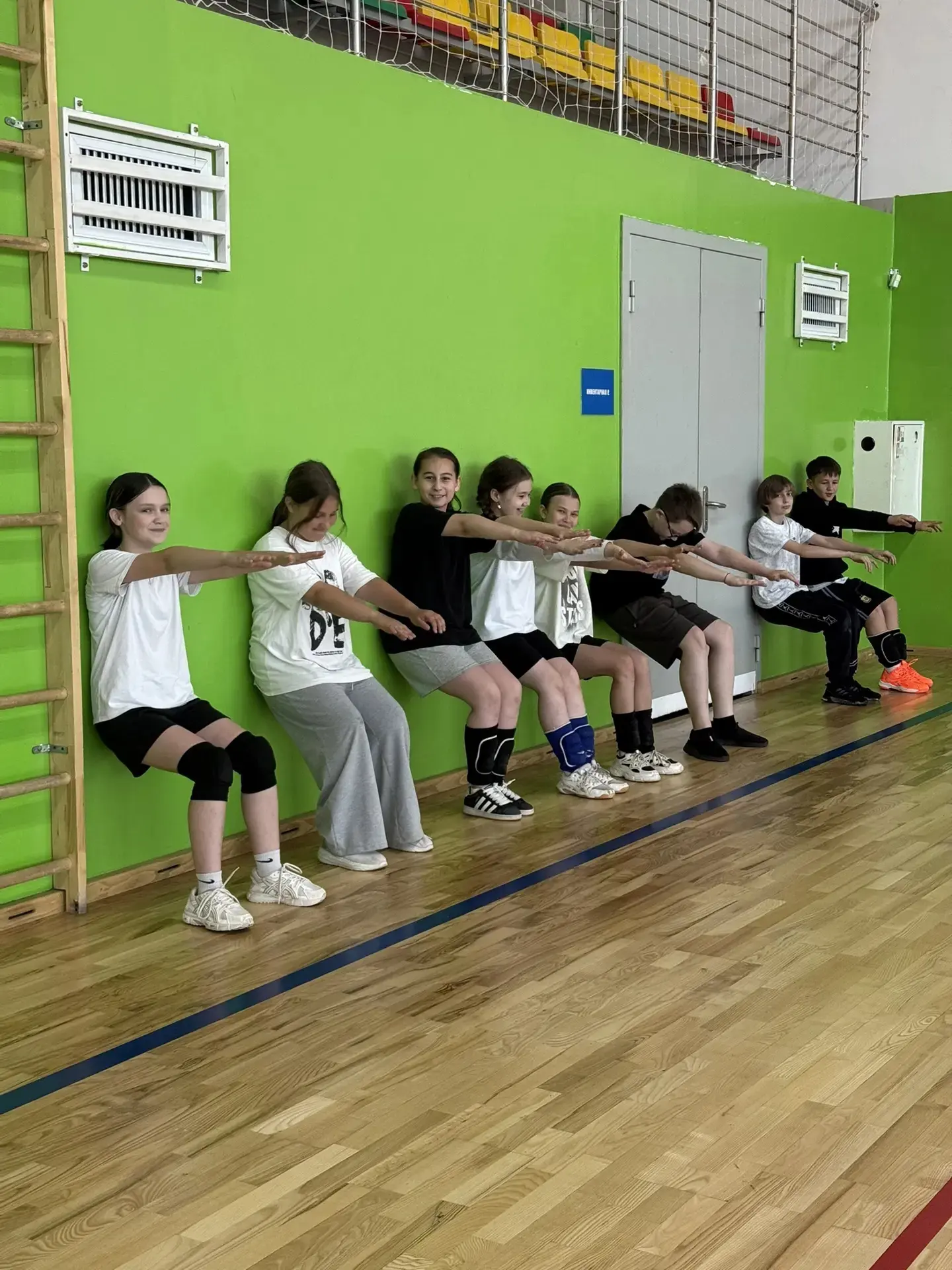 🏃🏻‍♂️🌞 Пятница в пришкольном лагере выдалась очень спортивной🏀 Ребята, прыгали, бег...