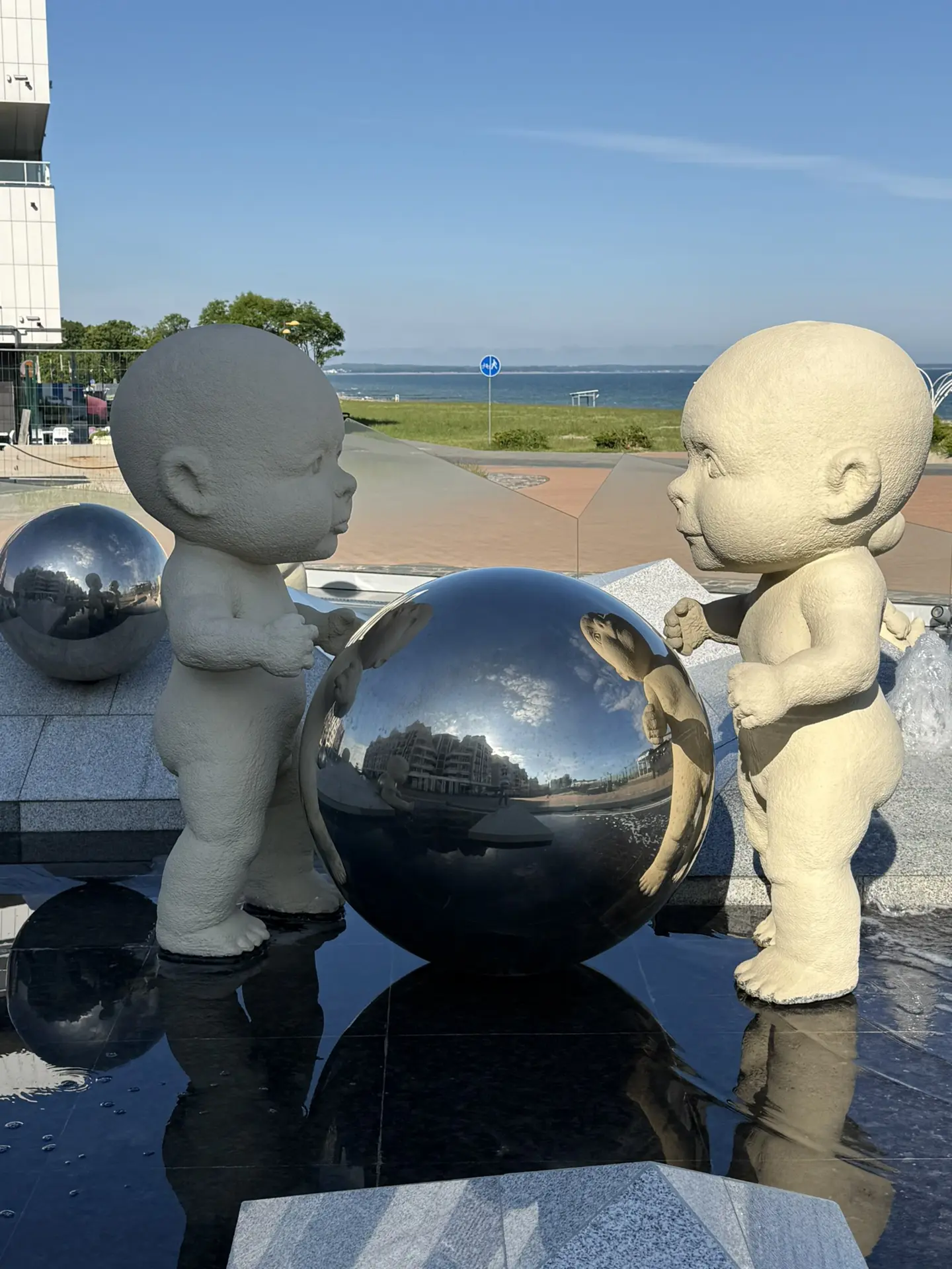 Милые страшные пупсики 😂
Когда издалека видишь лужайку с фигурками пупсов, предвкушаешь умиляться э