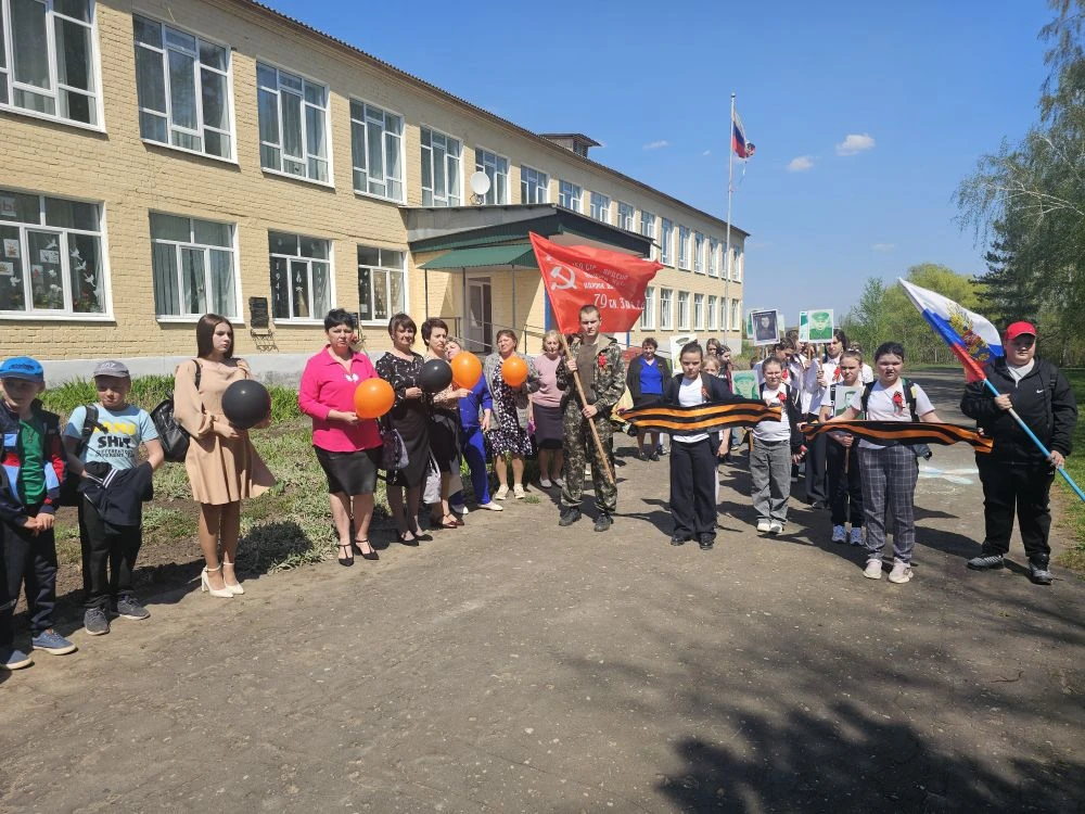 Сегодня в нашей школе прошла акция «Бессмертный полк». Ученики с большим уважением и гордостью приня