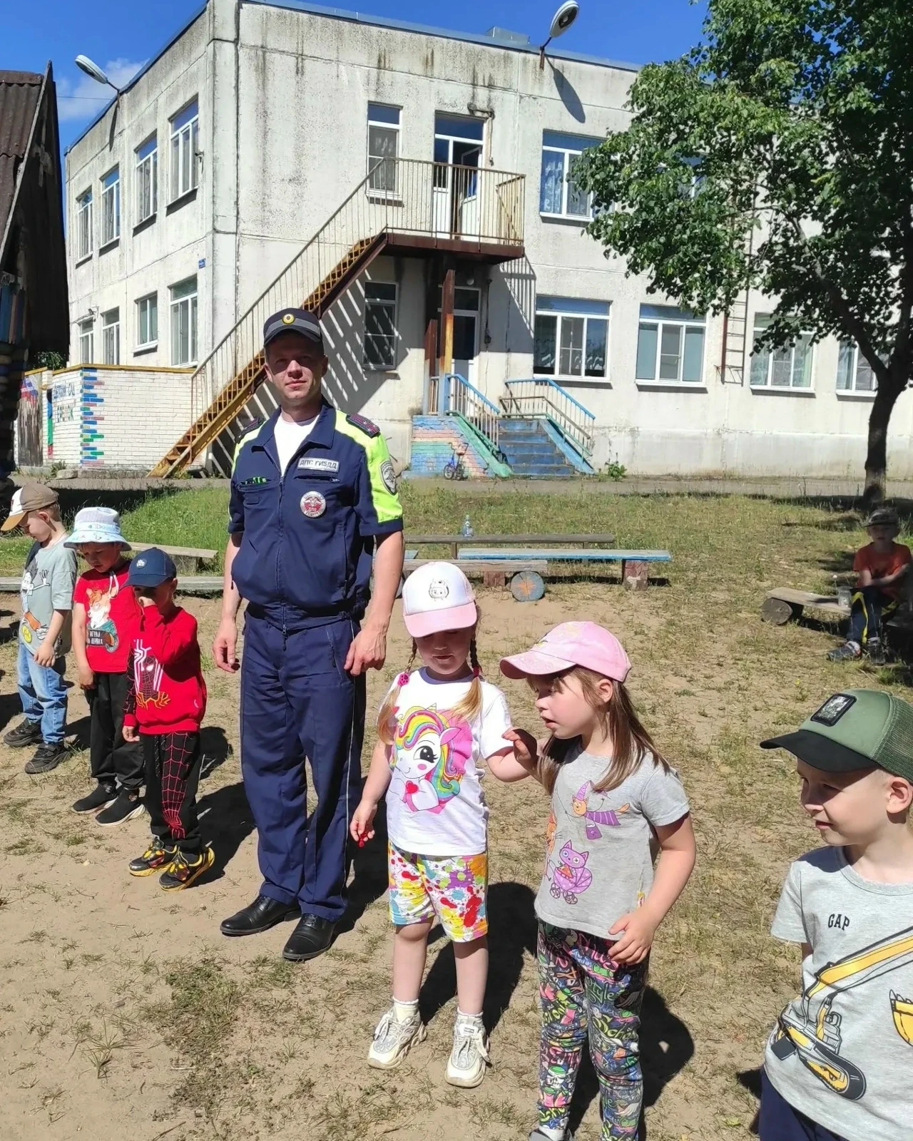 Мероприятия, посвященные теме ПДД всегда актуальны в учреждениях дошкольного образования. Любой ребе