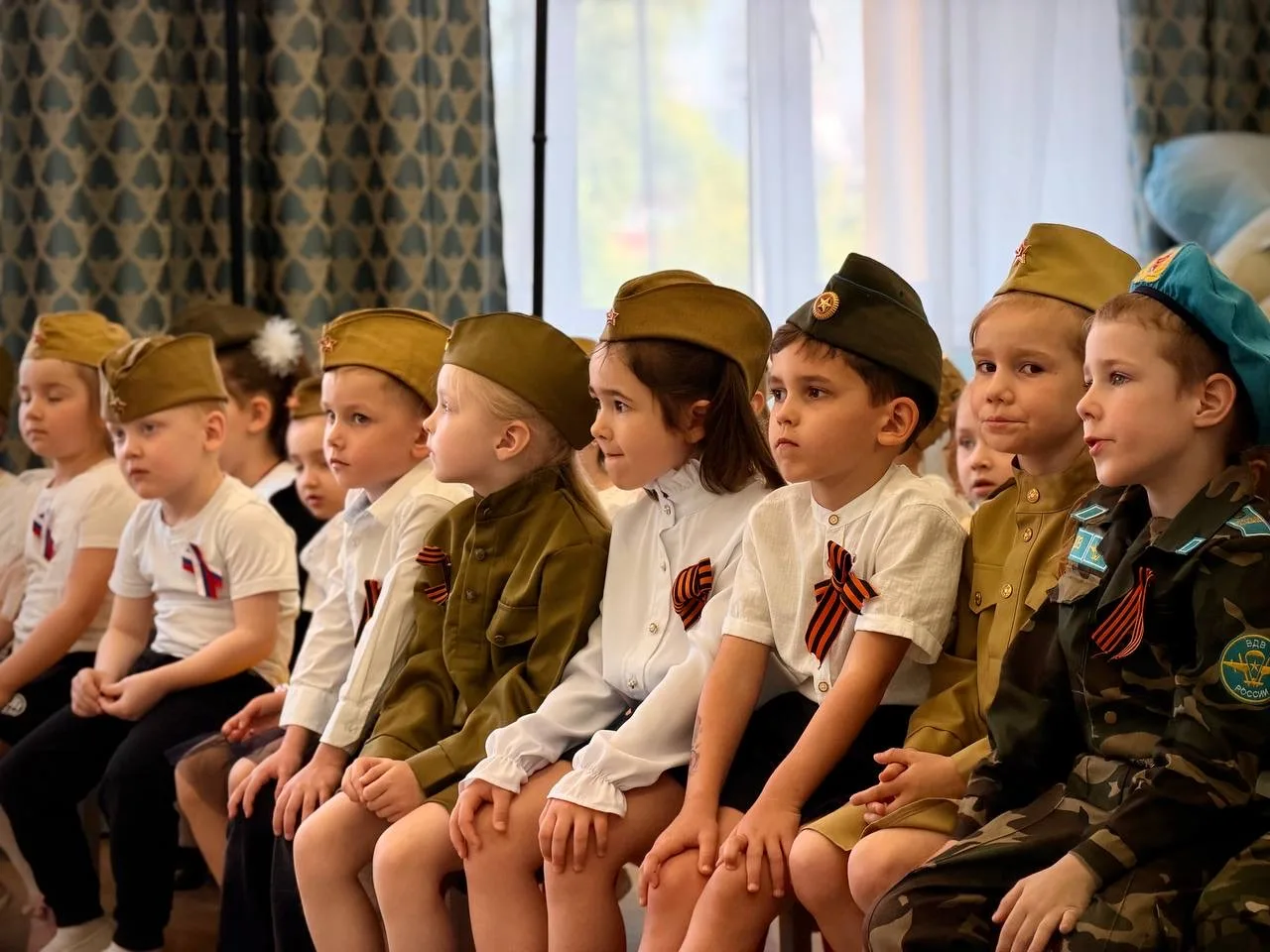 🌟 От дел настоящих к подвигам прошлого   Время помнить — время гордиться героями Великой Победы!  🏫 