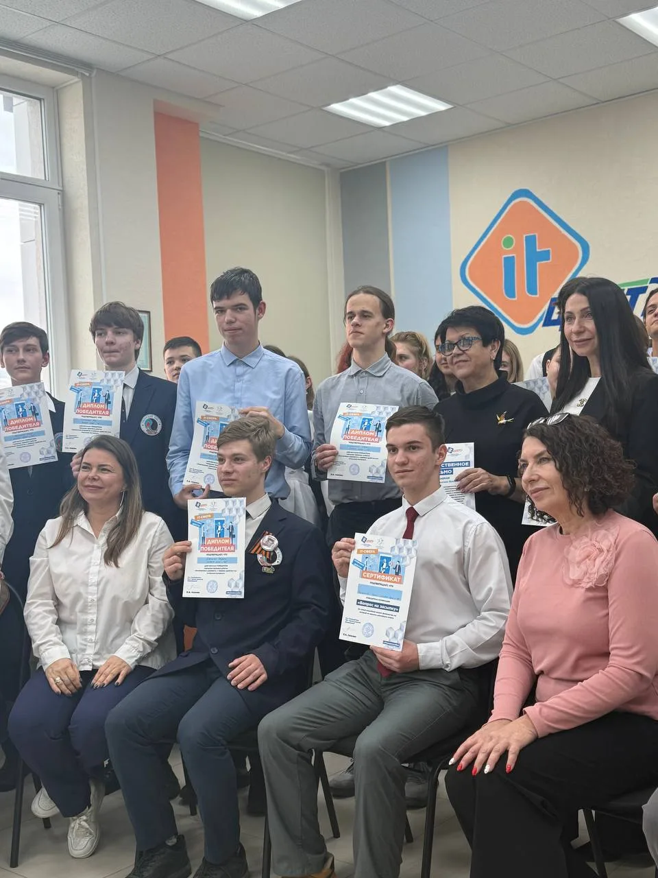 Гордость 22-й школы! 🏆  Сегодня наши ребята доказали, что будущее за цифрой, но победа — за нами! Уч