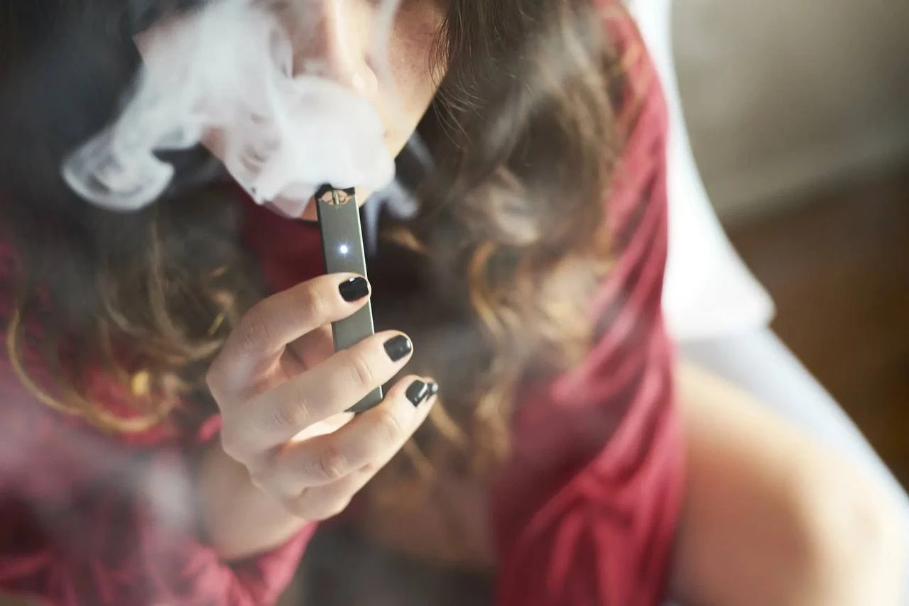 🫀В Приморье 21-летний парень чуть не умер от электронных сигарет — у него случилось по...