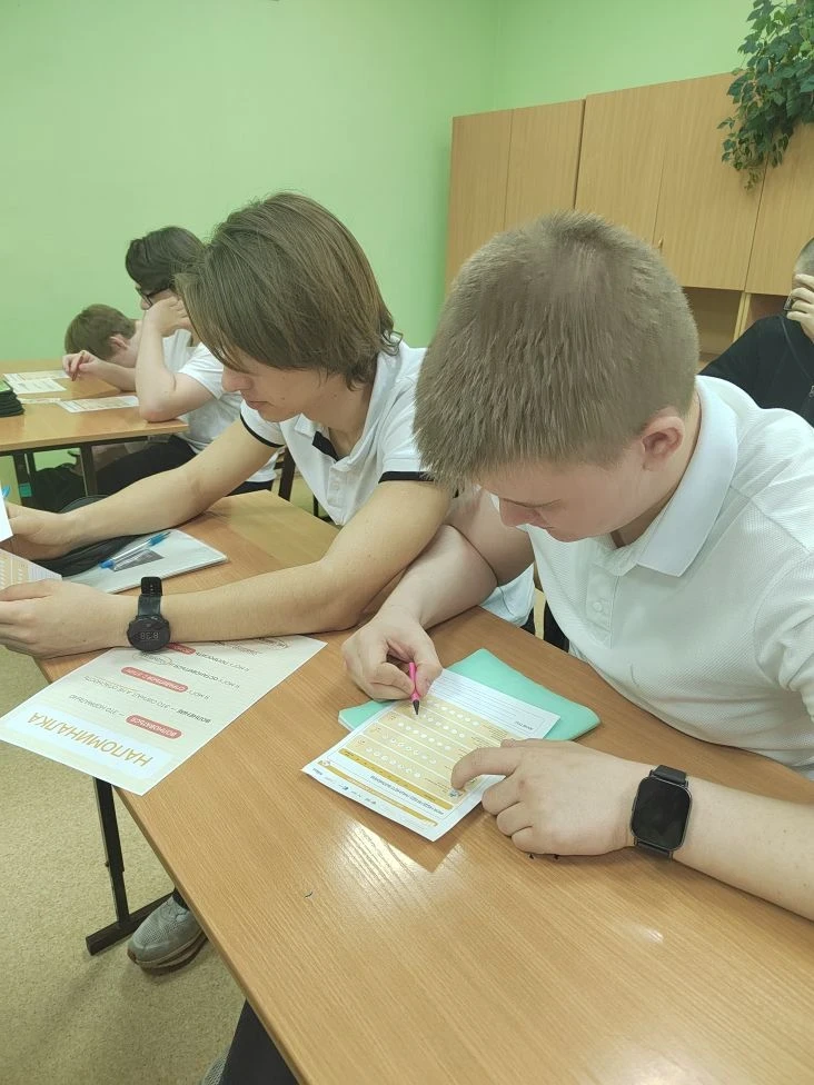 Традиционно начинаем рабочую неделю с торжественной линейки. Право поднять государственный флаг Росс