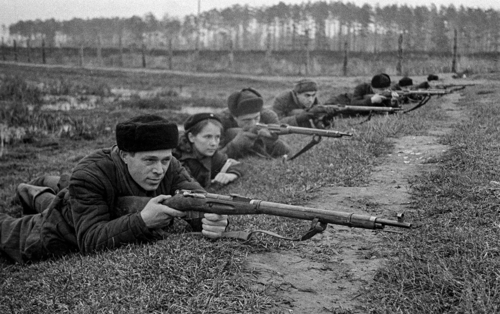 Бойцы-ополченцы 1-го батальона Первого Московского Коммунистического полка на тактическ...