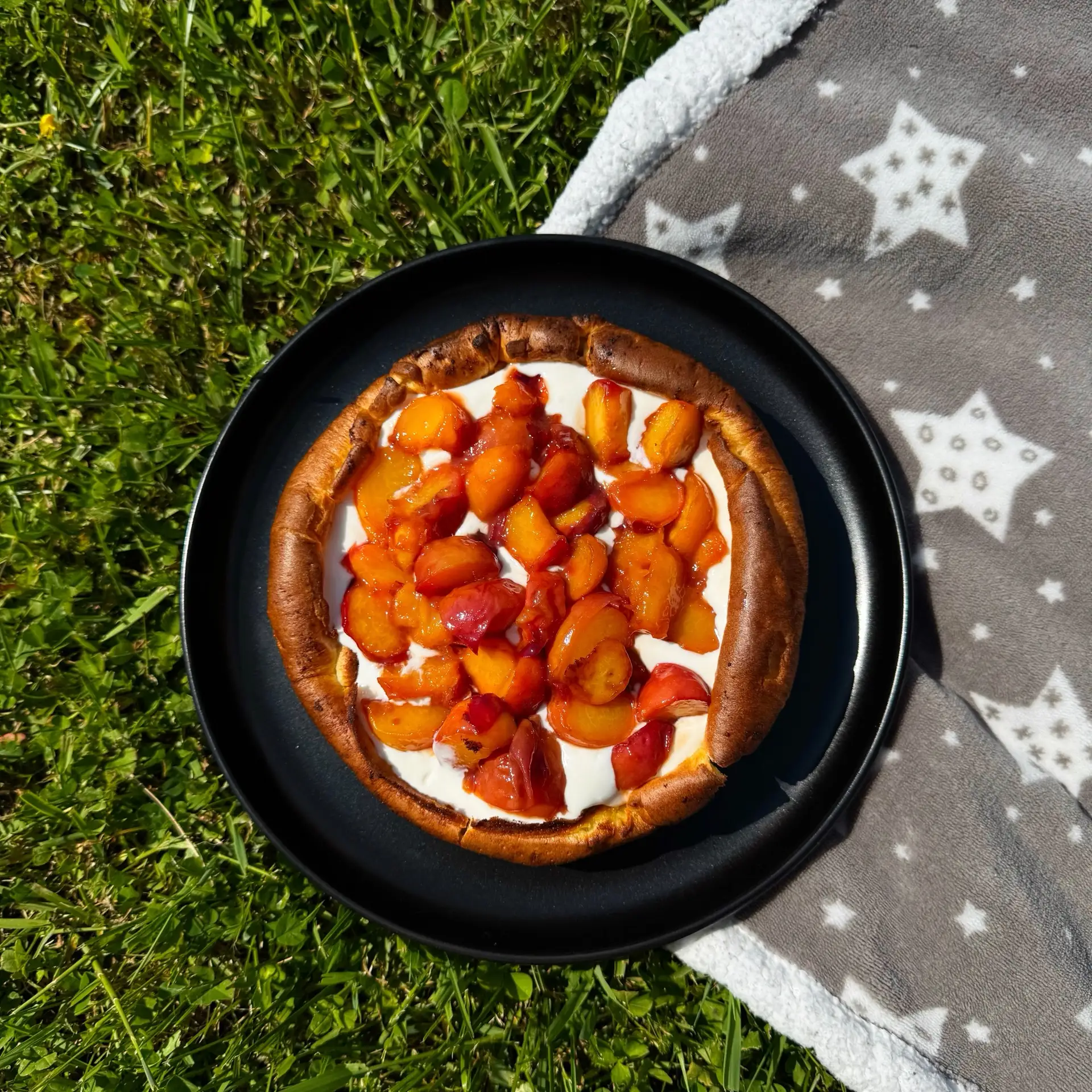 Dutch Baby с персиками

ИНГРЕДИЕНТЫ
• яйца — 3 шт.
• молоко — 180 мл
• мука — 90 г
• сахар — 15 г
• 