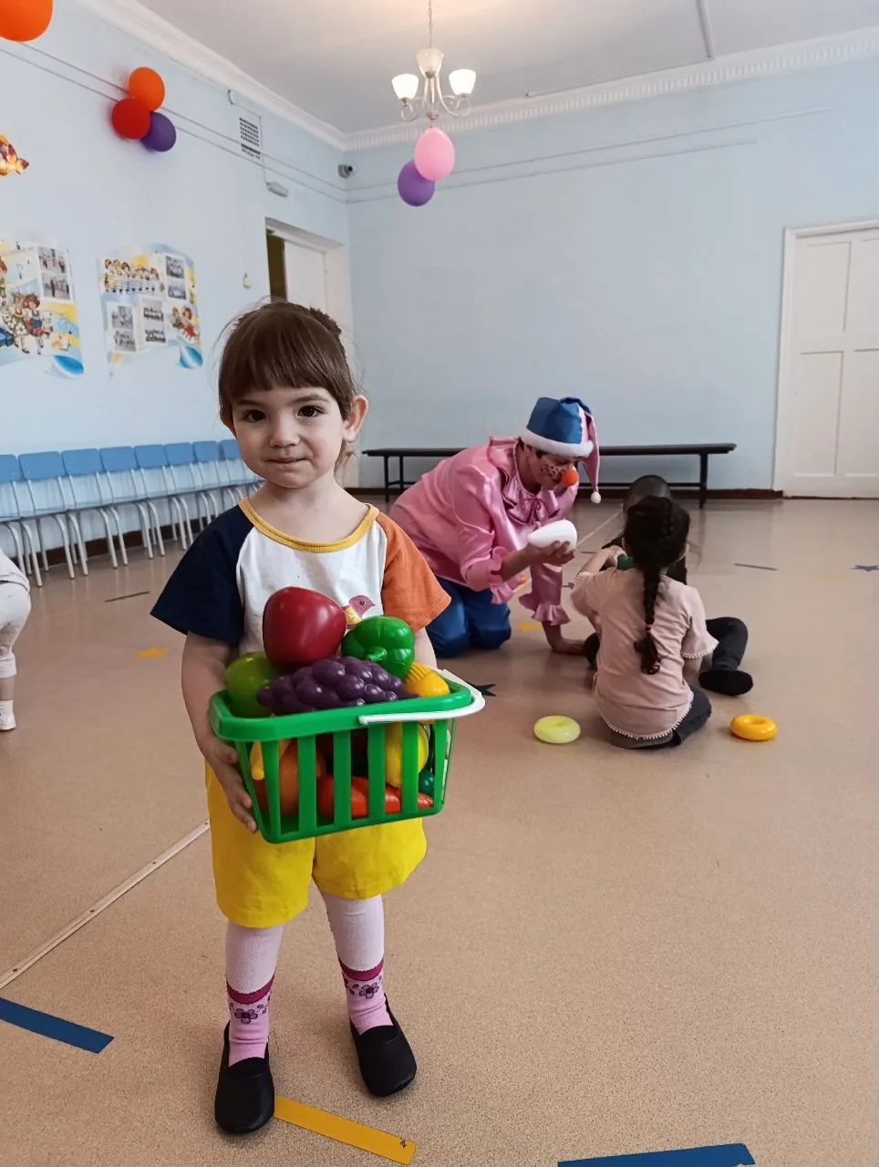 Петрушка в гостях у Малышей