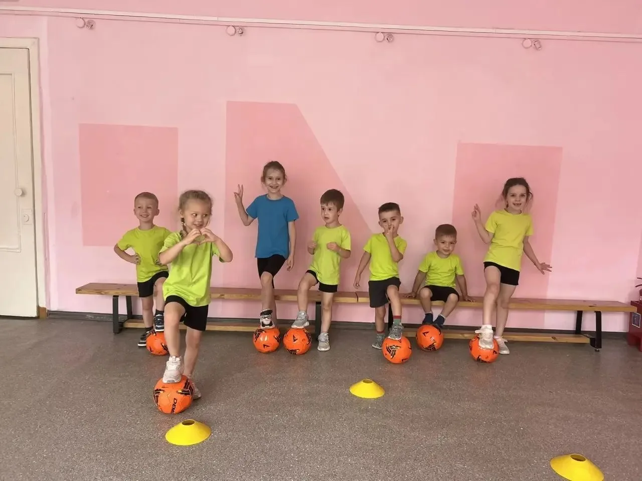 ⚽ Хотите, чтобы ваш ребёнок бегал с радостью, а не просто носился без дела?
Мы проводим занятия по ф