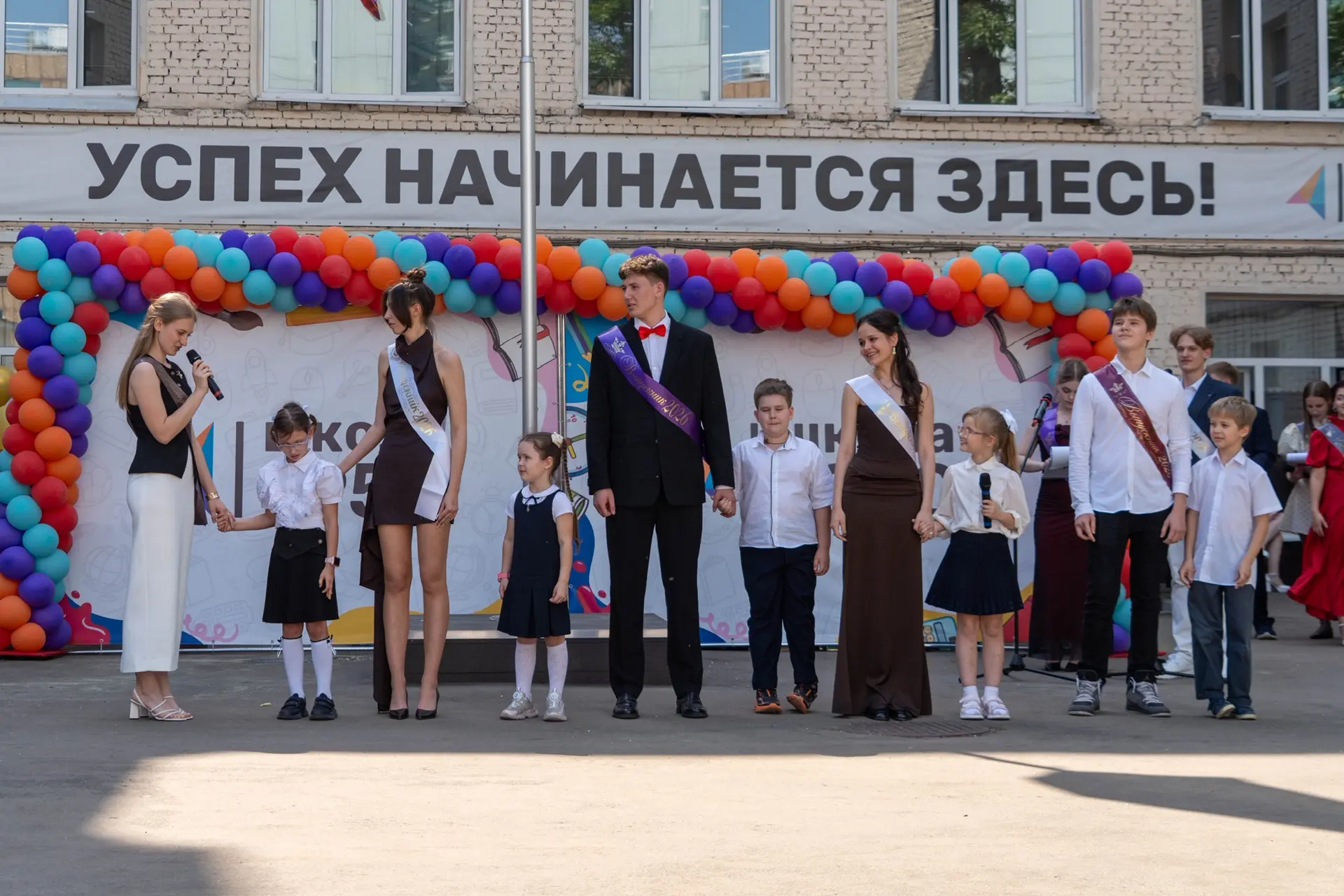 Последний звонок 2026 🔔  💔 В пятницу на школьном дворе ученики 11 классов услышали свой последний шк