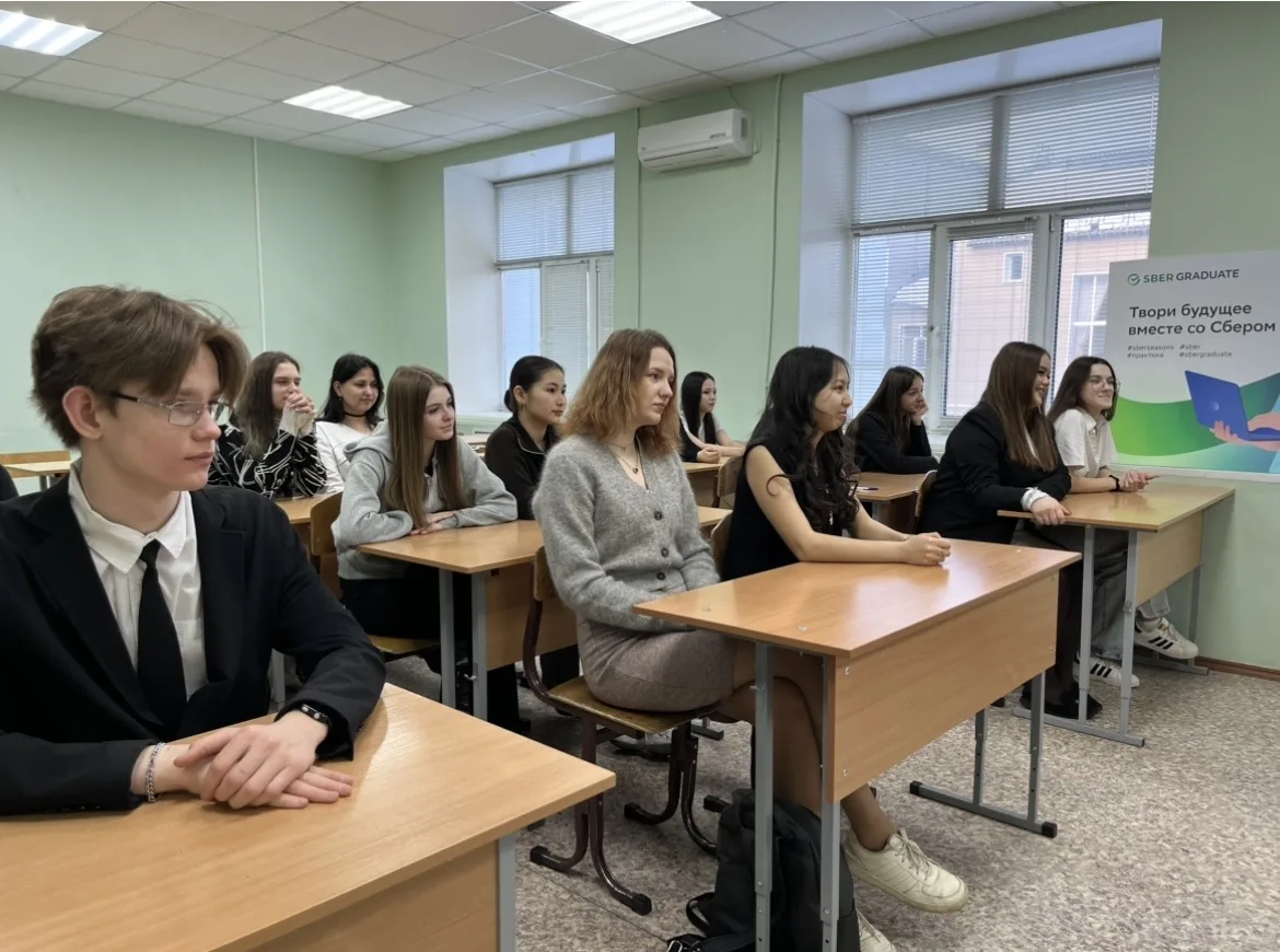 📣 Новую учебную неделю ОУФТ традиционно начинает с торжественной церемонии выноса флага и исполнения