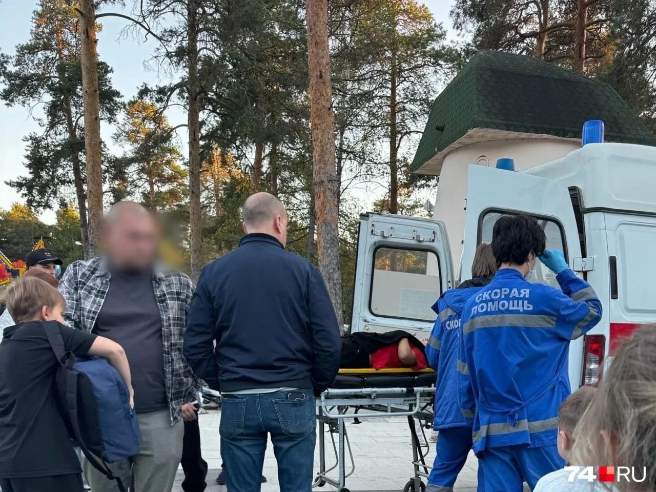 ❗️Ребенка увезли на скорой с новой площадки в Парке Гагарина