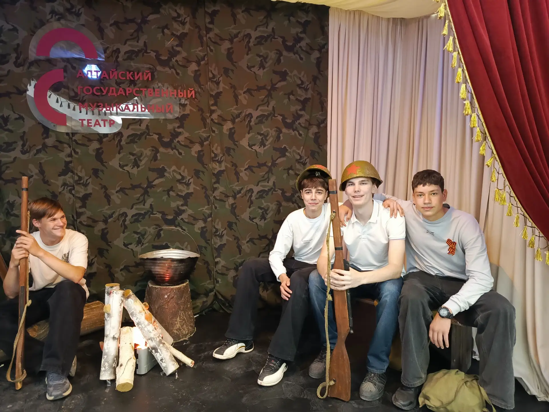 День театра в школе №114: патриотические спектакли в преддверии Дня Победы 🎭🇷🇺  6 мая в преддверии п
